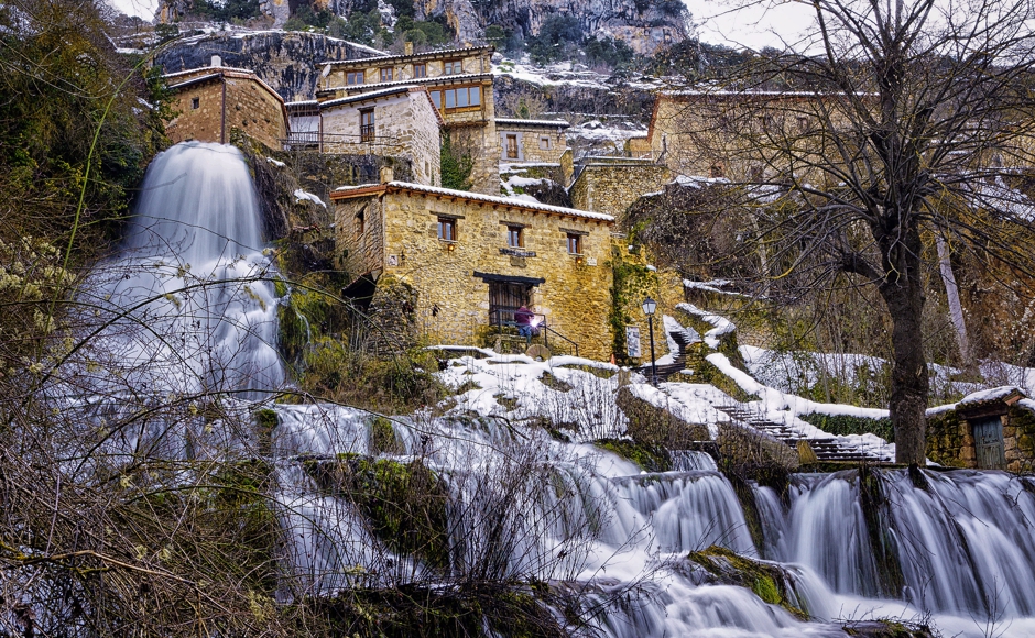 Orbaneja_del_Castillo._Caída_de_la_cascada_en_el_Ebro Imagen aérea de Benidorm de noche